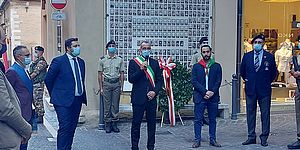 Ricci ed altri davanti alla lapide dei caduti in guerra