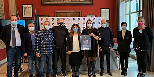 Daniele Vimini, vice sindaco e assessore alla Bellezza; Mario Di Remigio, commissione De.Co.; Guido Marcolini, presidente cooperativa Piccola Pesca Pagnini;, Matteo Salvatori, pescatore; Paolo Nicola Manzo, Mercato Ittico Pesaro; Francesca Frenquellucci, assessora alle Attività Economiche; Heidi Morotti, assessora alla Sostenibilità; Alessandro Ligurgo, vice direttore Confesercenti Pesaro e Urbino; Federica Gurini, docente istituto Santa Marta; Silvana Della Fornace, Confartigianato Pesaro