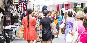 gente tra le bancarelle del mercato