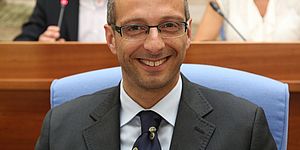 il sindaco distribuisce la bandiera europea