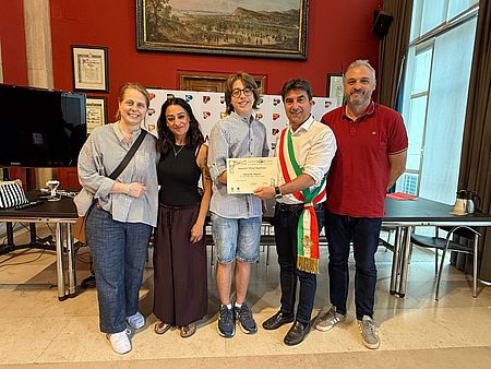 Il 15enne Edoardo Masini primo classificato alla gara nazionale di latino e greco “Latinus Ludus Mondaino”. Biancani e Murgia l’accolgono in Comune: «Un esempio di impegno, talento e passione per lo studio» Masini e famiglia Biancani Murgia