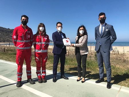 Della Dora CRI consegna defibrilatore