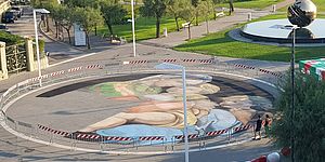 Immagine della Madonna della Seggiola dipinta a terra