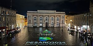 Piazza del Popolo illuminata con colori e la scritta Pesaro 2024