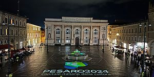 Piazza del Popolo illuminata con colori e la scritta Pesaro 2024