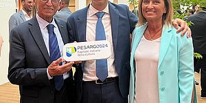 Il sindaco Ricci insieme a Valter e Fabiana Scavolini