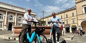 Belloni in bici Ricci in monopattini in piazza del Popolo
