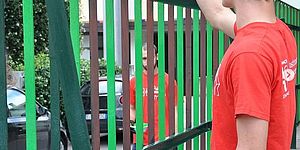 Ragazzo che tinteggia una ringhiera