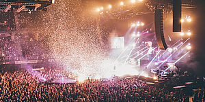 Festeggiamenti all'interno di un palazzetto