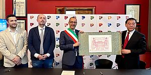 Vimini Ricci Yang Xiao Perugini con in mano il protocollo