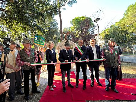 Alpini e autorità al taglio del nastro davanti al monumento