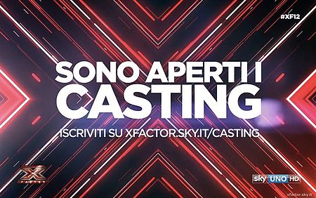 logo X-Factor con una X al centro color rosso, nero, bianco, più scritta sono Aperti i Casting