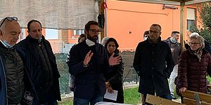 Ricci e anziani sotto il gazebo