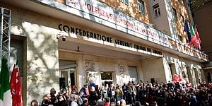 folla davanti alla sede della CGIL