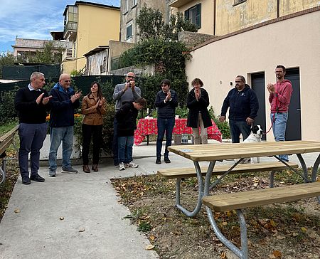 Candelara è ancora più bella e aggregativa con le 2 nuove panchine donate da Gulliver e Utopia Inaugurazione panchine Candelara