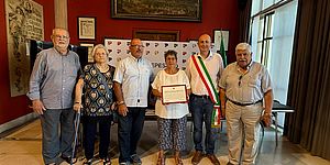 Da oltre 40 anni scelgono Pesaro per le loro vacanze, il Comune consegna l’“Abbraccio della Città” a Virginia Santamaria e Mario Raineri 
