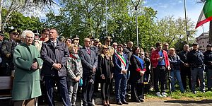 Segre con autorità schierate almonumento della resistenza