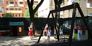 Bimbi in parco giochi