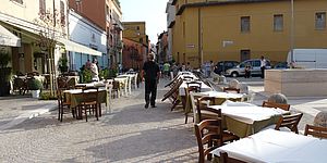 Via Castelfidardo con tavoli 