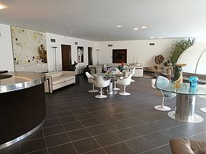 Villa Meuccia salone con piscina interna e esterna