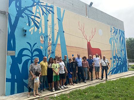 Persone del Quartiere davanti al murales