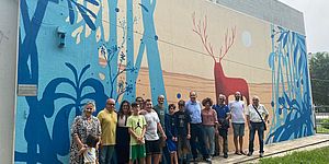 Persone del Quartiere davanti al murales