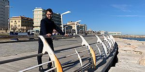 Pozzi sulla staccionata del mare