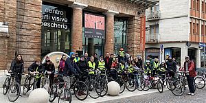 tanti ragazzi in bici davanti al centro Arti Visive 