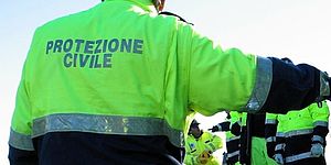 Volontario protezione civile di schiena