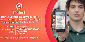 ragazzo con in mano il cellulare