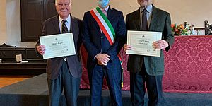 Ragni Ricci Cuoco con in mano le pergamene