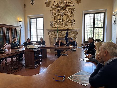 Prefetto Sindaco e altre autorità partecipanti all'incontro