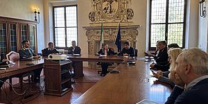 Prefetto Sindaco e altre autorità partecipanti all'incontro