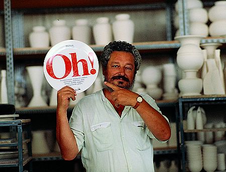 Abbiamo bevuto dalle sue brocche. Venti anni senza Franco Bucci Bucci nel suo laboratorio con un piatto in mano