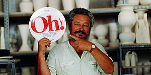 Bucci nel suo laboratorio con un piatto in mano