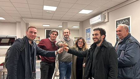 Pesaro Capitale… dello studio; la Biblioteca 5 Torri apre “in autogestione” per vivere anche la sera e la domenica Francesco Costantini, Giordano Tamanti (presidente Q2), Daniele Vimini, Francesca Frenquellucci, Marco Tomasucci alla consegna della chiave