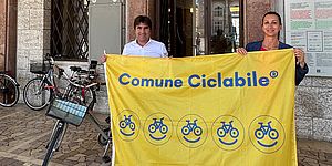 Biancani e Mengucci con la bandiera gialla Comune Ciclabile