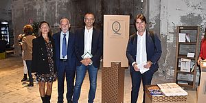 Vitri Ricci Biancani davanti alla locandina dell'evento