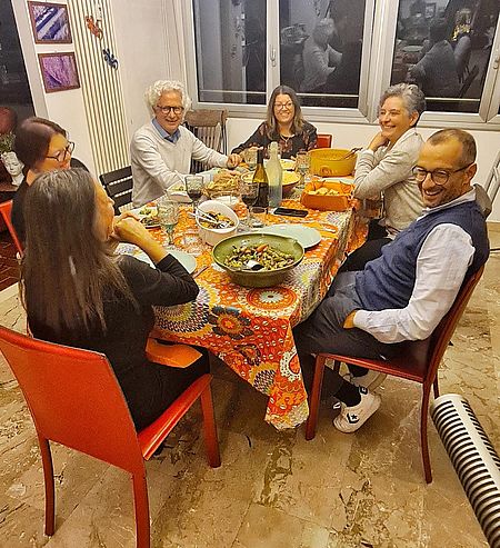 Sindaco con famiglia Cosentino attorno al tavolo