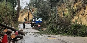 Mezzo al lavoro per liberare strada di Montegranaro