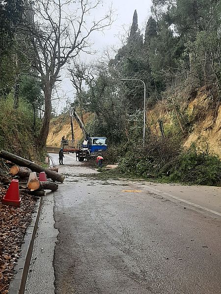 Mezzo al lavoro per liberare strada di Montegranaro