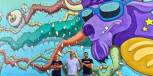 Drago/cane con aculei disegnato nel murales davanti Ricci Tecchi Zanotti