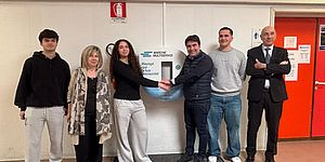 Biancani con ragazzi davanti distributore dell'acqua