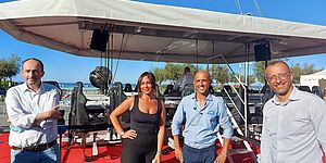 Sindaco ed altri davanti al ristorante volante