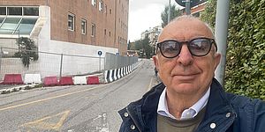 L'assessore Enzo Belloni davanti a via San Decenzio