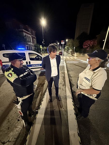 Movida estiva, l’ordinanza dell’Amministrazione. Biancani, Mengucci e Galeazzi: «Come lo scorso anno, dal 13 giugno i titolari dei locali che organizzano musica dal vivo o dj set dovranno garantire la vigilanza» Biancani con polizia Locale