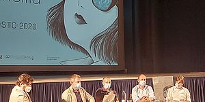 Vimini Ricci Della Chiara Biancani sotto il cartellone della Mostra del cinema