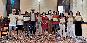 Murgia Perugini Belloni Paoloni e ragazzi dell'Olivieri nel salone Metaurense della Prefettura