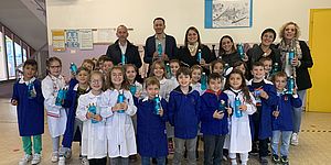 La consegna delle borracce di Comune e MMS alla 1^A della Lubich 