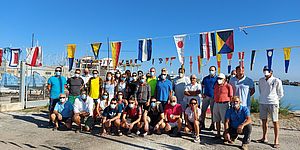 Gruppo di persone al porto